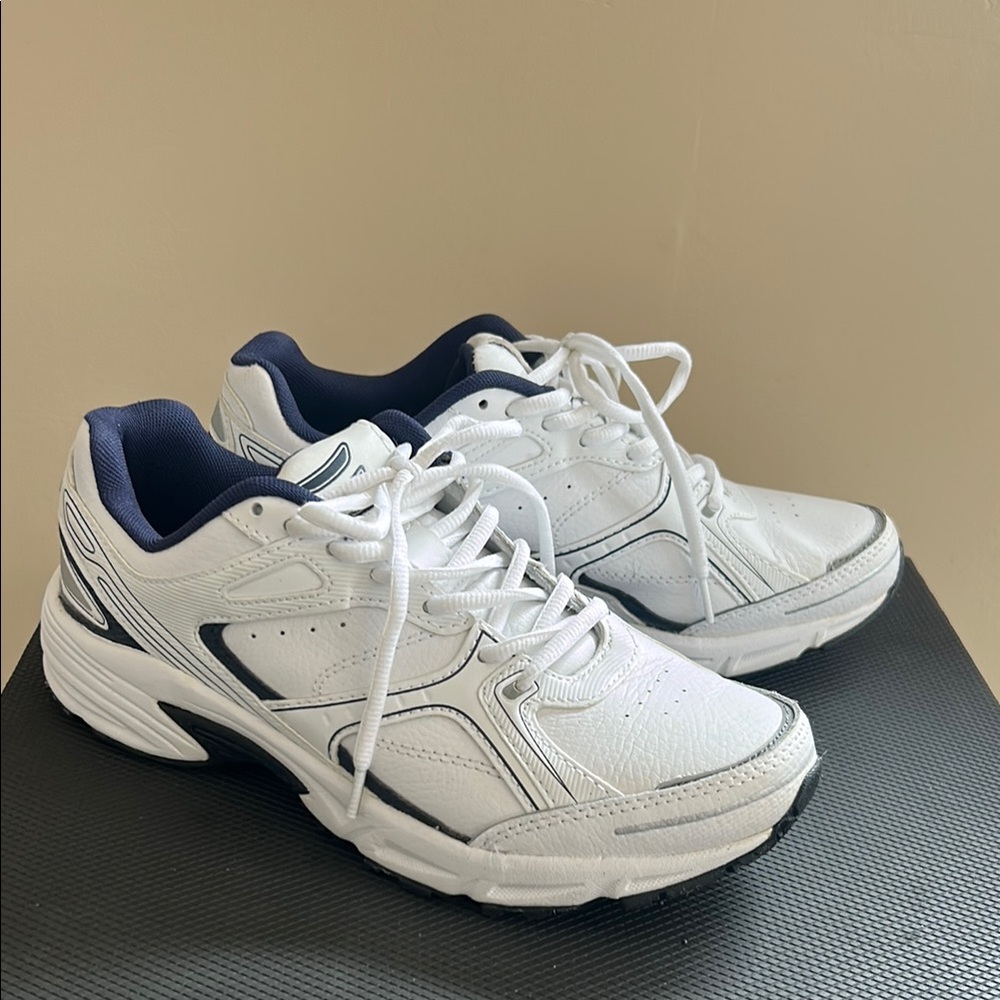 Men’s Athletic Shoes, White (Size 9)